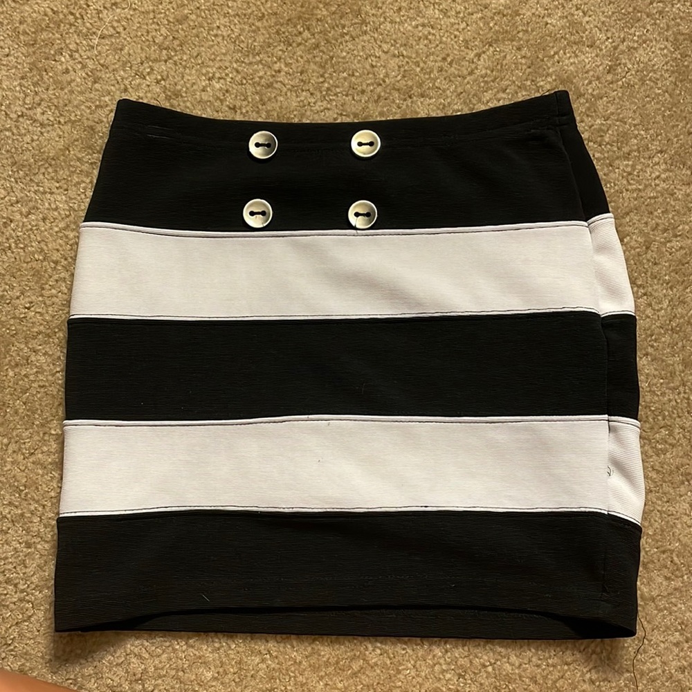 White and black mini bodycon skirt